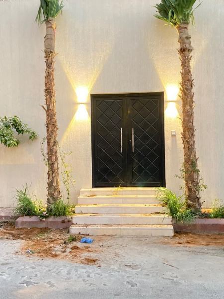 الزراعة والعناية بأشجار النخيل في المزارع الخاصة واحوش المنازل في الرياض